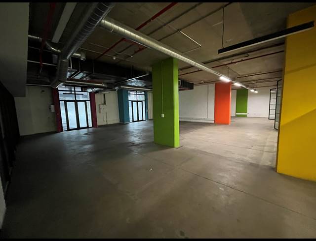 2,129M² BUSINESS TO LET IN WOODSTOCK